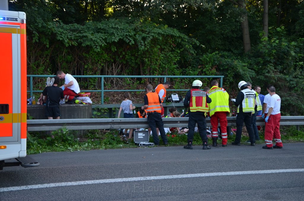 Einsatz BF Koeln Klimaanlage Reisebus defekt A 3 Rich Koeln hoehe Leverkusen P040.JPG